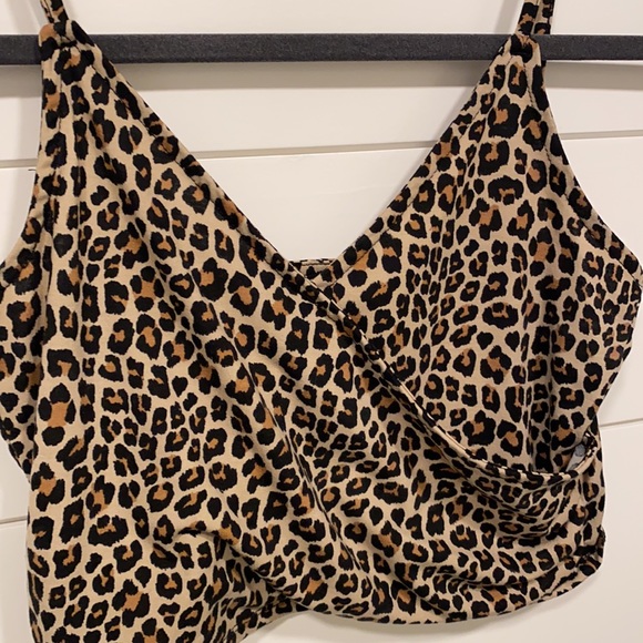 H&M Divided Leopard print crop top - Picture 3 of 6